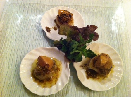 Świeże małże św. Jakuba z vinaigrette gourmande i pieczona foie gras